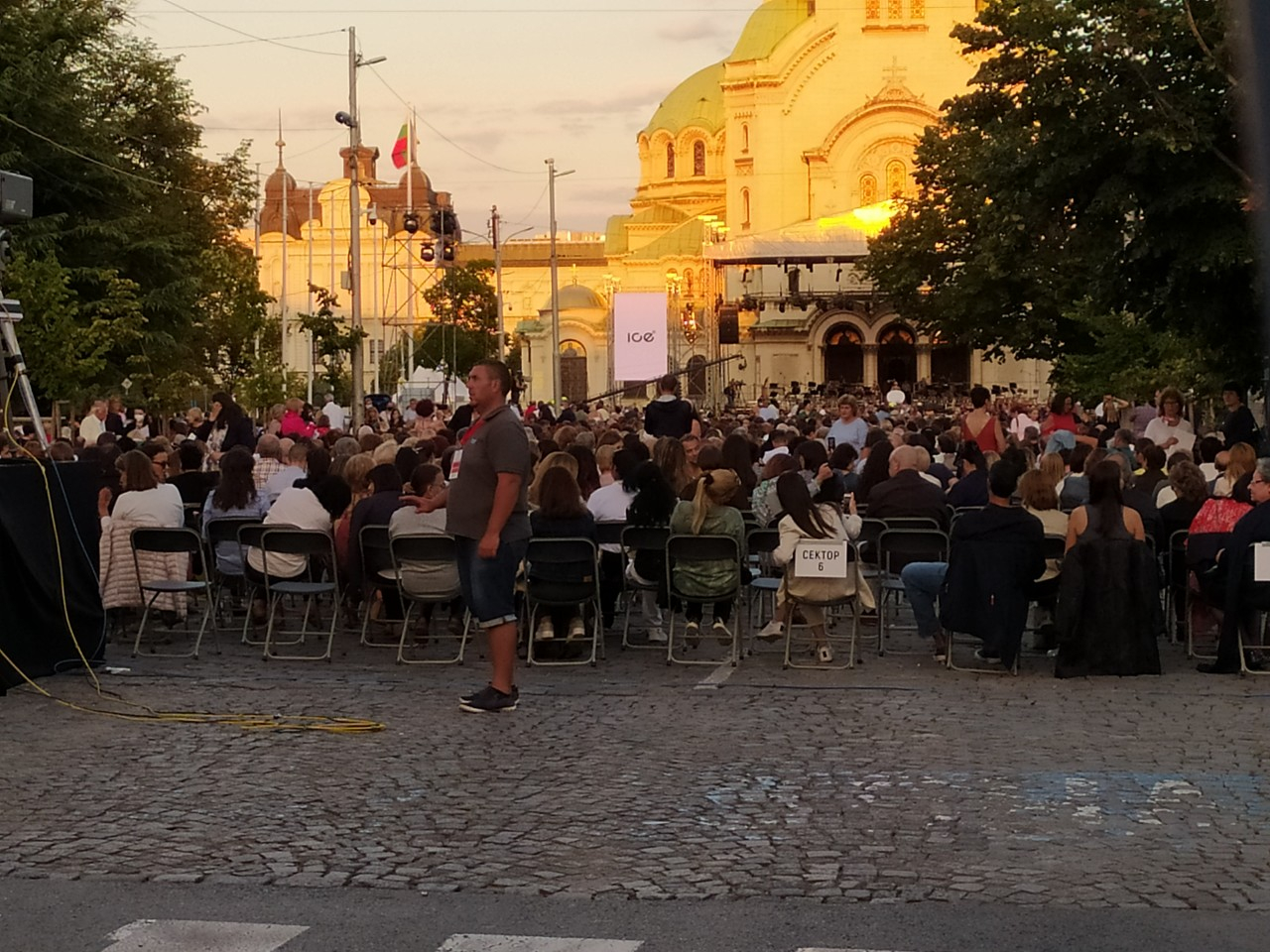 Билетите за Соня Йончева и Пласидо Доминго свършиха, тълпата продължава да расте СНИМКИ 