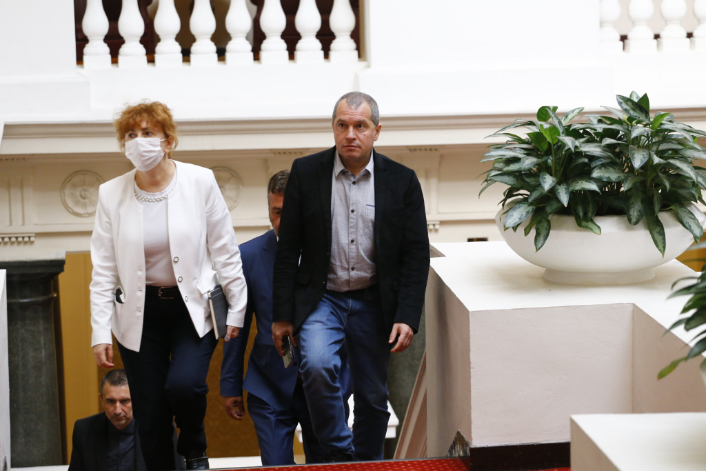 Престрелка за мандата: Тошко Йорданов пусна Нинова по тъча, но й даде съвет