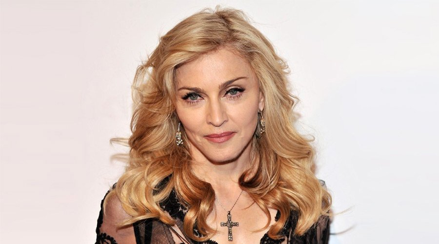 Мадона се пусна с палав минижуп до бикините на 63 г. СНИМКИ 18+