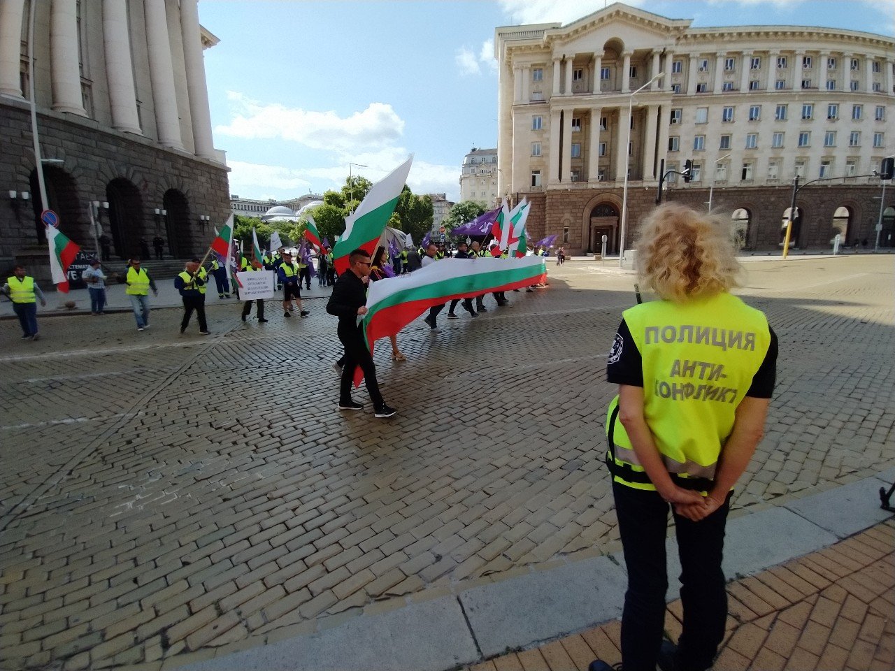 Протест блокира движението при президентството СНИМКИ