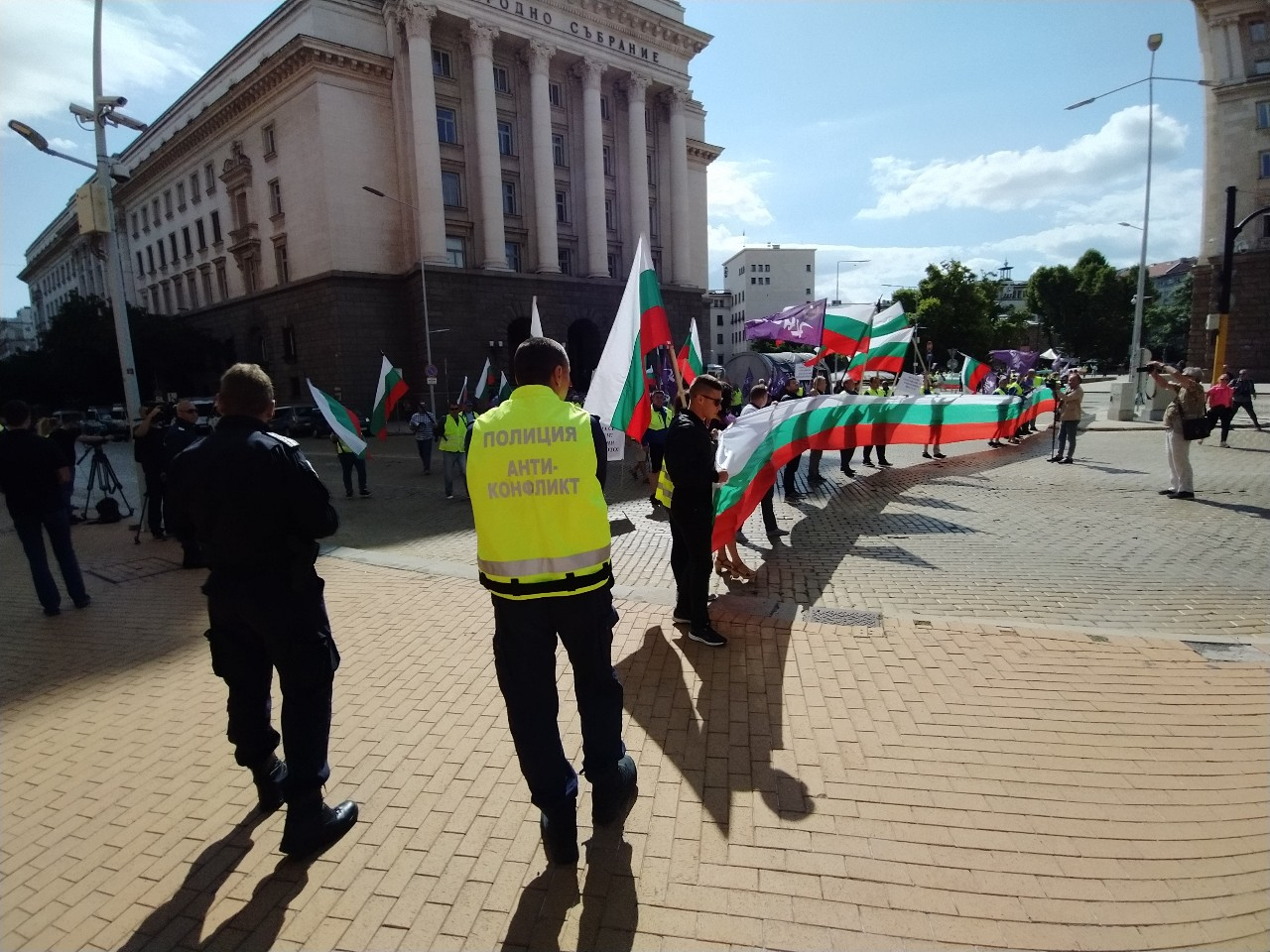 Протест блокира движението при президентството СНИМКИ