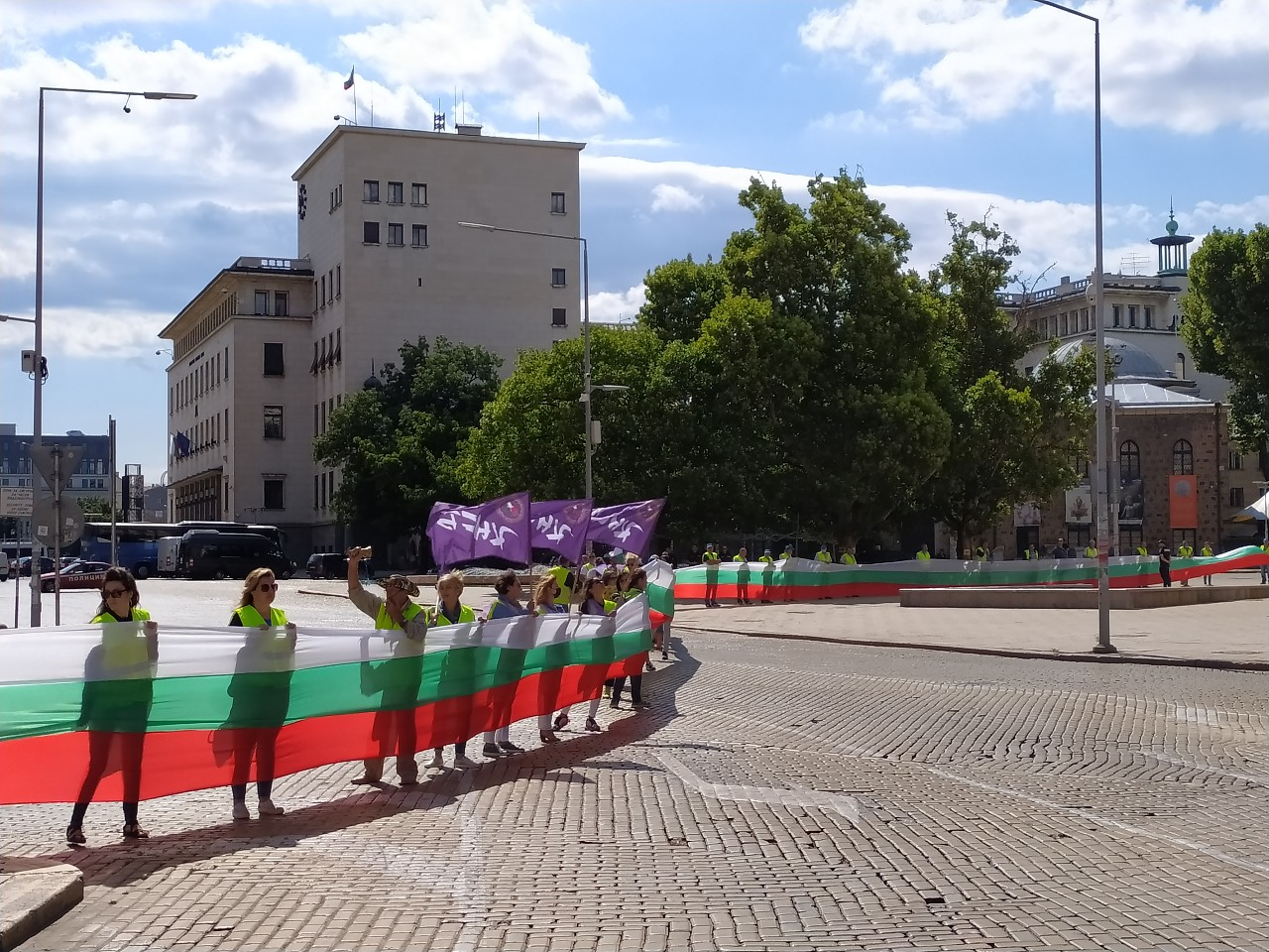 Протест блокира движението при президентството СНИМКИ