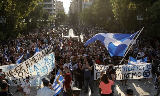 10 000 медици в Гърция са пуснати в неплатен отпуск заради отказа им да...