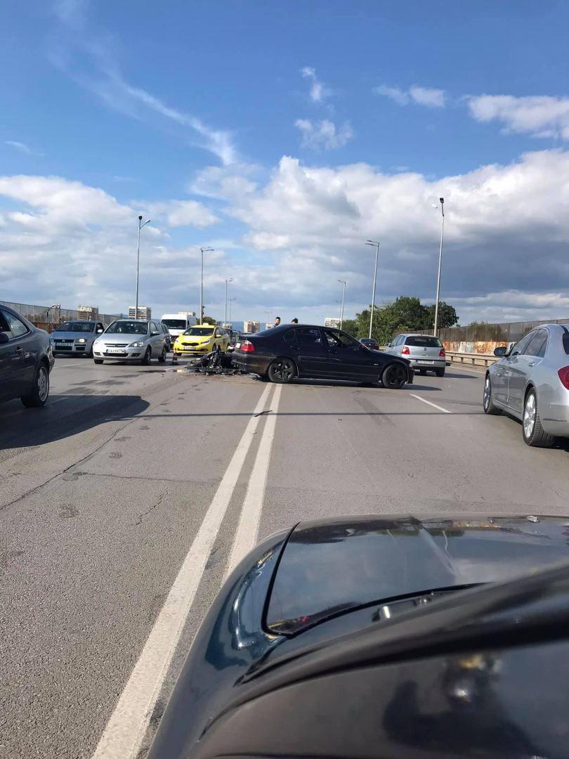 Зверски сблъсък между БМВ и мотор в столицата, човек лежи на земята СНИМКИ 