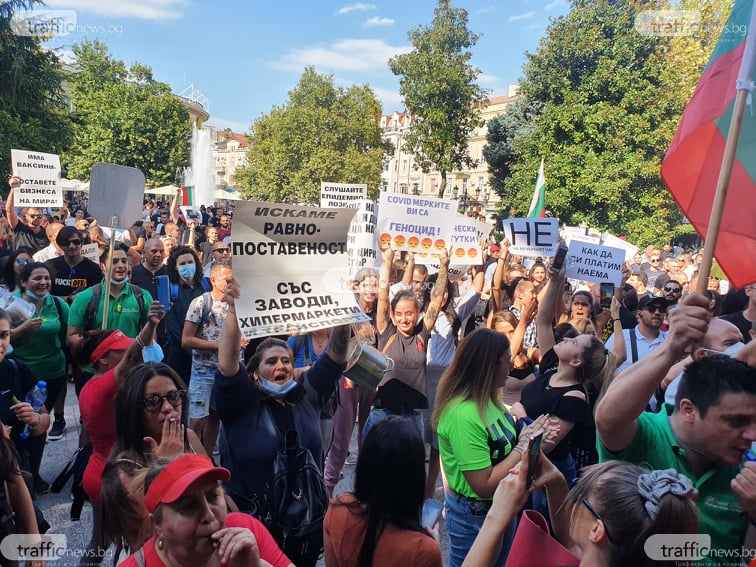 Напрежението на К-19 протеста в Пловдив ескалира! Недоволни щурмуваха... СНИМКИ 