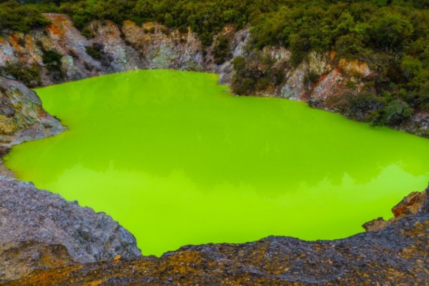"Дяволското езеро“ е една от най-странните популярни туристически дестинации в света