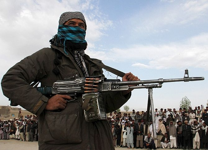 Талибаните и ИД в Афганистан се избиват взаимно! Ето защо