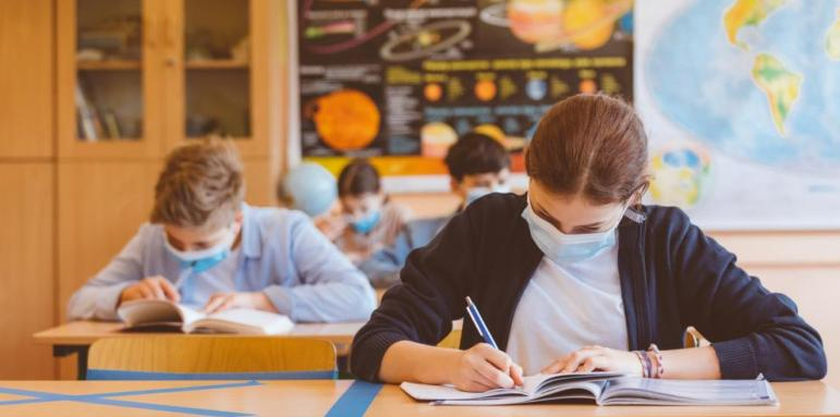 Гореща новина от МОН за връщането на учениците в клас без тест