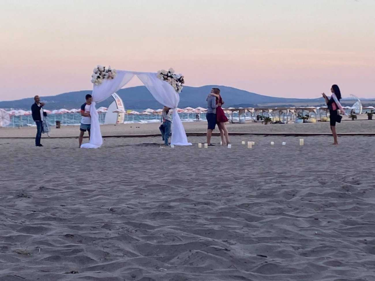 Това е най-милото предложение за брак на плажа в Бургас ВИДЕО