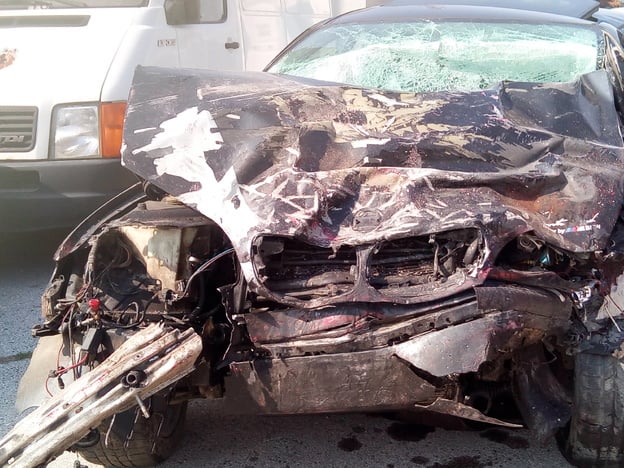 Страшен инцидент в София: Луксозен автомобил удари два камиона и пешеходец