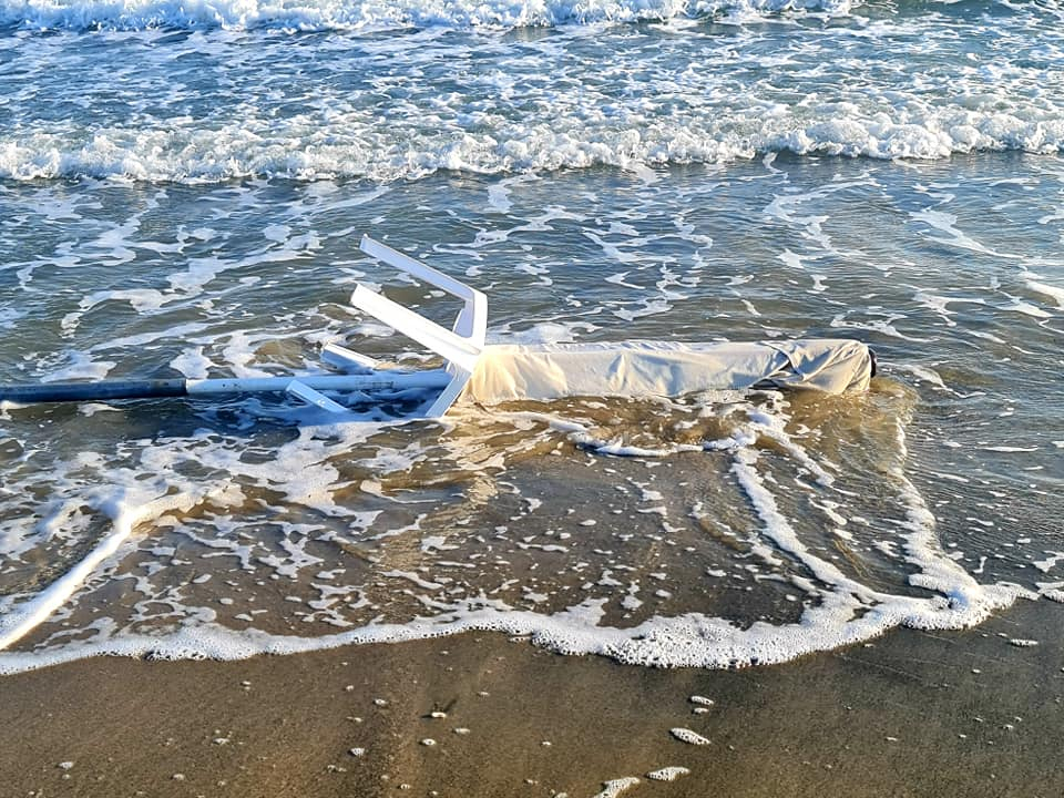 Воден ад! Морето се разсърди и погълна част от плаж в Крайморие СНИМКИ