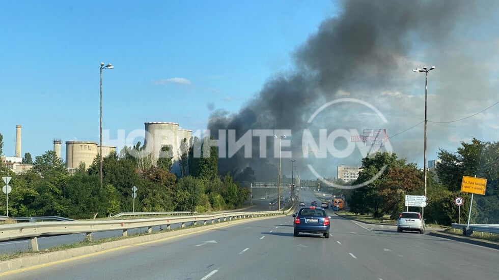 Пожар в района на ТЕЦ "София" вдигна пожарната на крак СНИМКИ