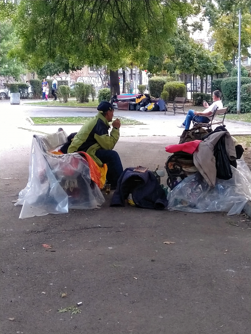 Бездомни разпънаха катун насред София: Спят, готвят, пият. На чешмичка се подмиват СНИМКИ