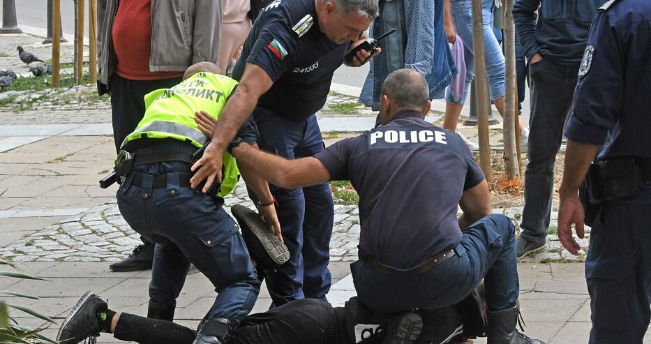 Зрелищен арест на протеста, тръшнаха на земята много опасен мъж с... СНИМКИ