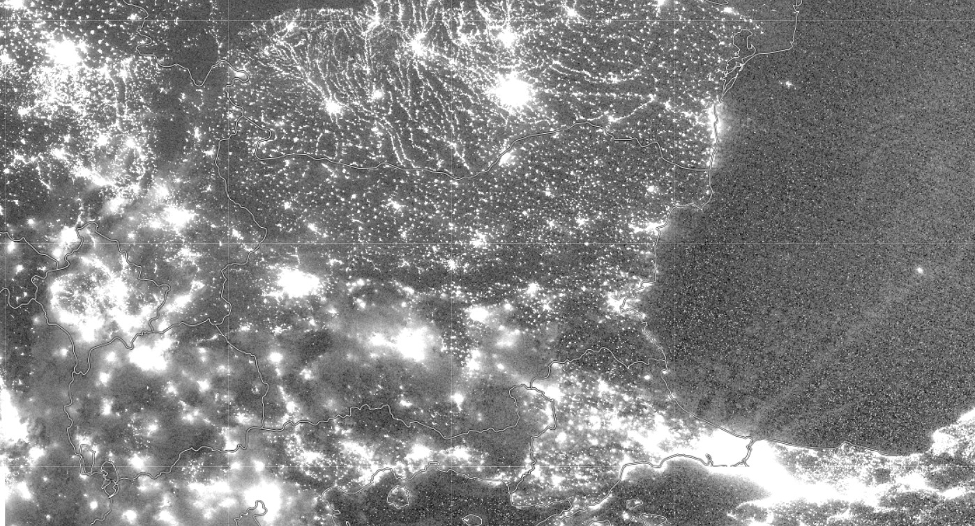 Сателитна СНИМКА на България посред нощ, взриви мрежата