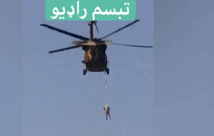 Шокиращо ВИДЕО показва как талибани са провесили човек от хеликоптер