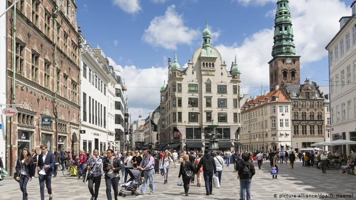 Дания ще задължава бежанците да събират фасове по улиците 