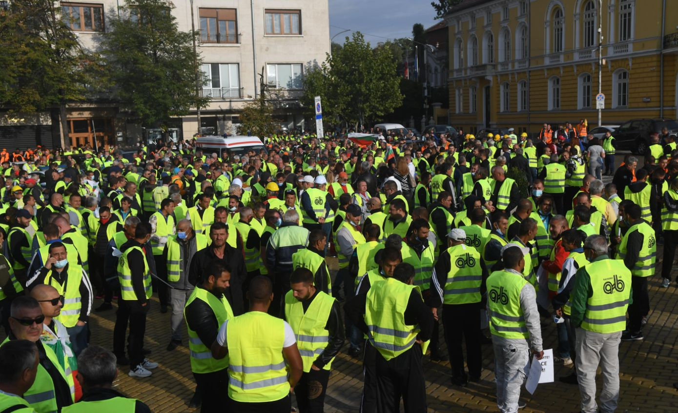 Недоволството ескалира: Голям протест срещу служебния кабинет блокира центъра на София СНИМКИ