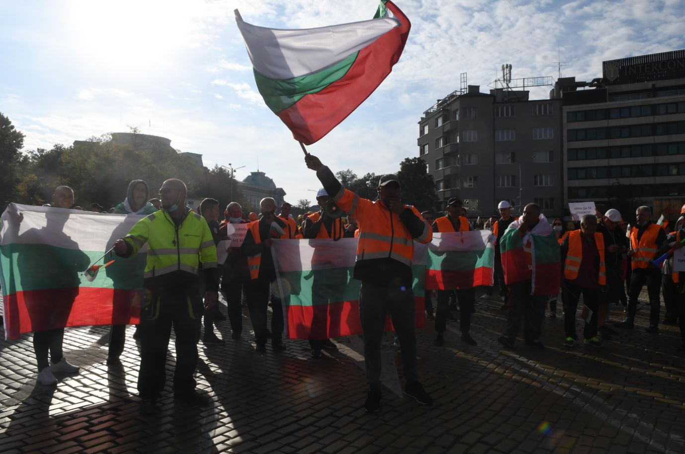 Недоволството ескалира: Голям протест срещу служебния кабинет блокира центъра на София СНИМКИ