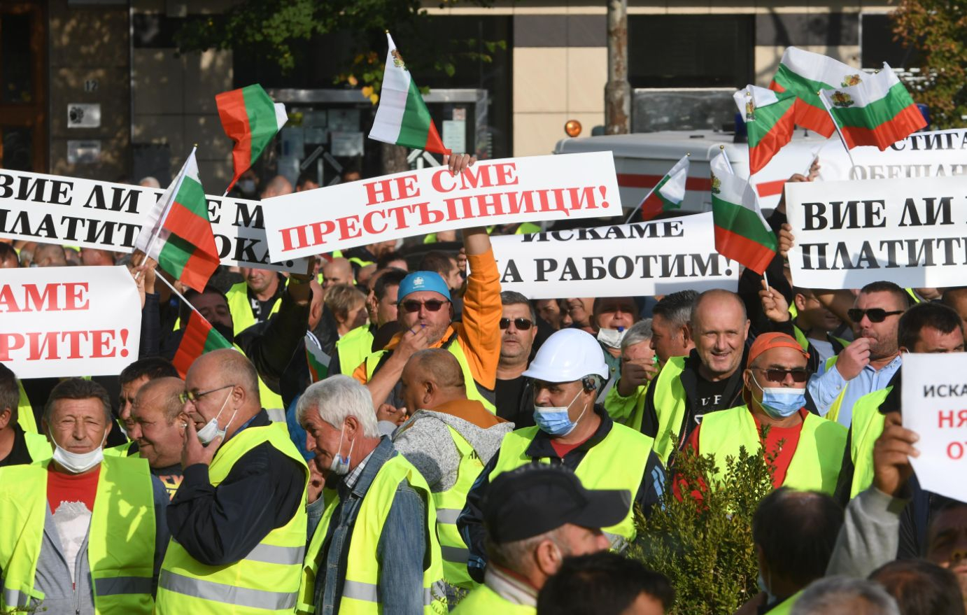 Недоволството ескалира: Голям протест срещу служебния кабинет блокира центъра на София СНИМКИ