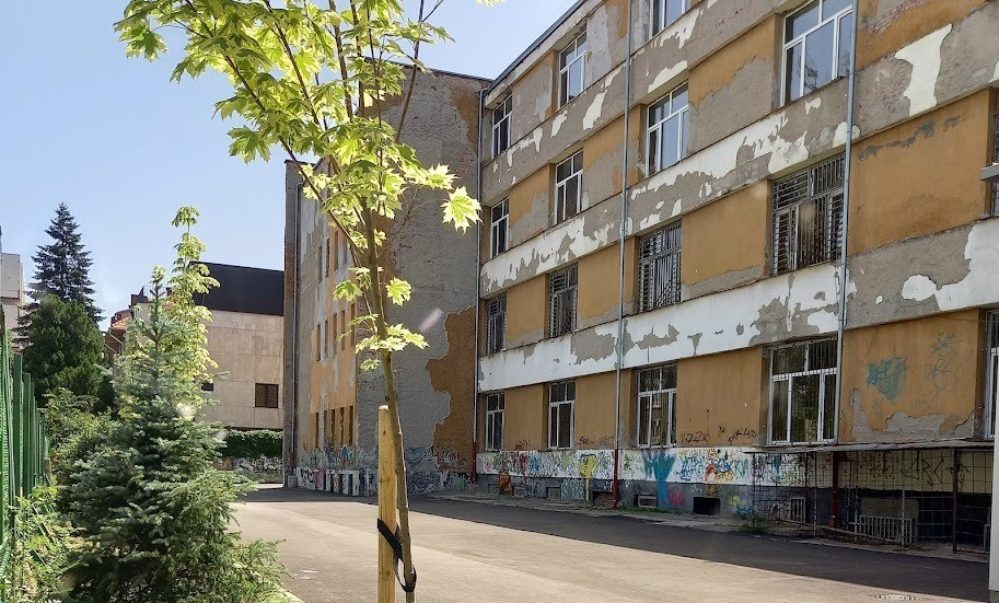 Потрес: Училище в Лозенец се разпада, пари за ремонт няма СНИМКИ