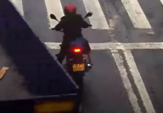 Зрелищни ВИДЕА: Камион стовари задвратник на мотоциклетист