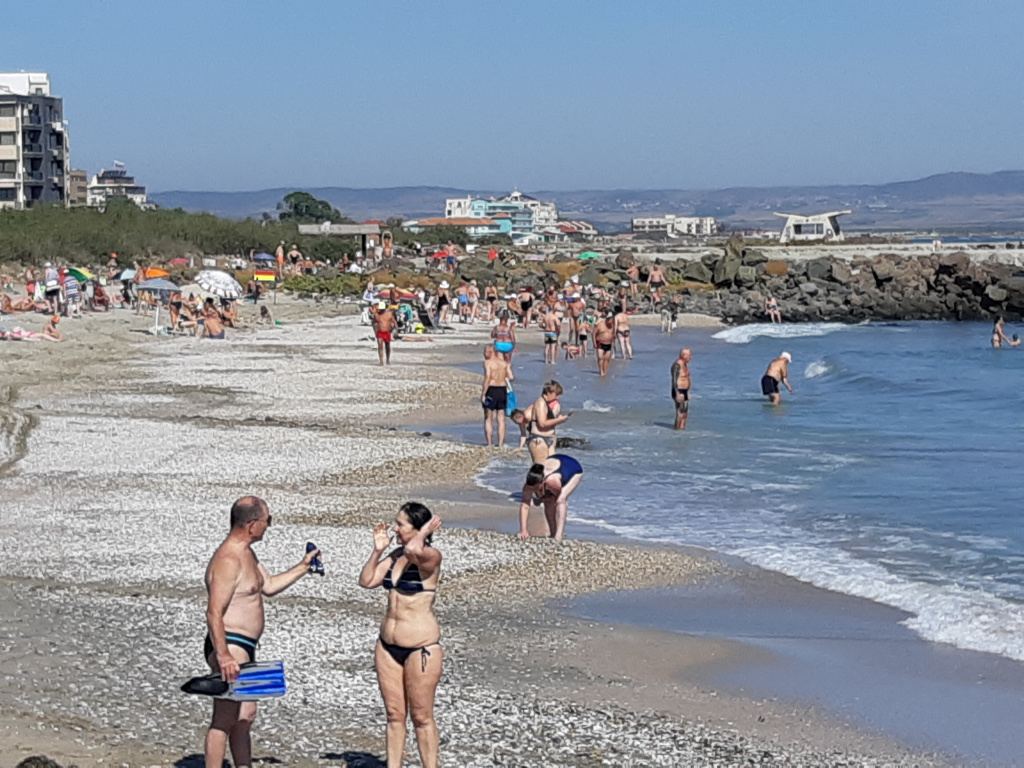 СНИМКА на 80-г пенсионер с два бастуна на плажа в Царево вдигна цунами от коментари в мрежата