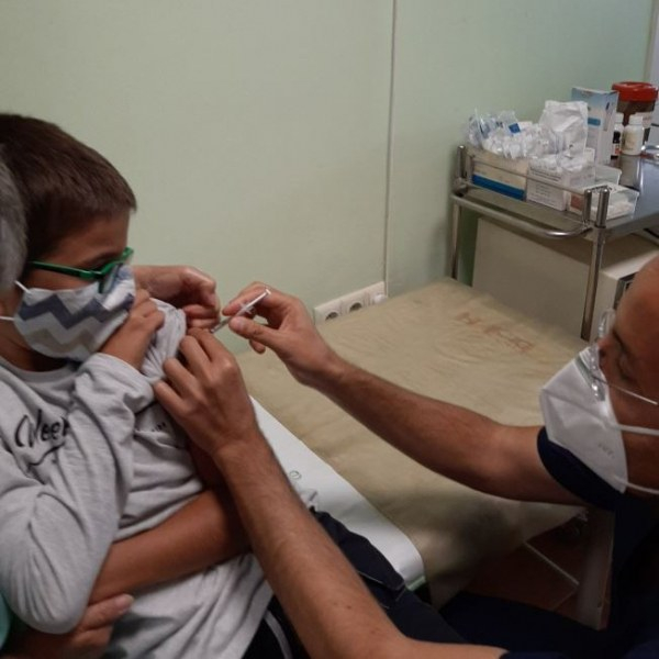 Наш грозен, зъл и страшен лекар показа как ваксинира двете си деца СНИМКИ