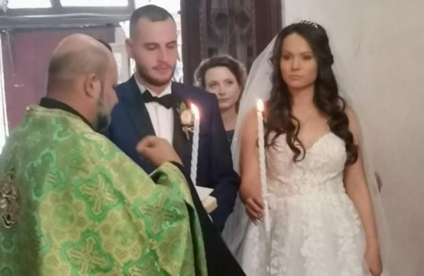 Младоженец взе фамилията на булката в Гоце Делчев, за да... СНИМКИ