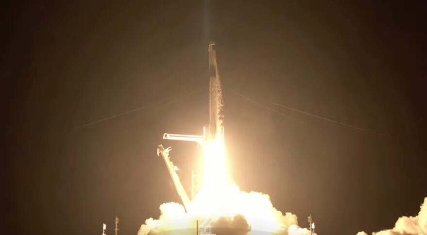 SpaceX изстреля първия космически кораб с граждански екипаж ВИДЕО