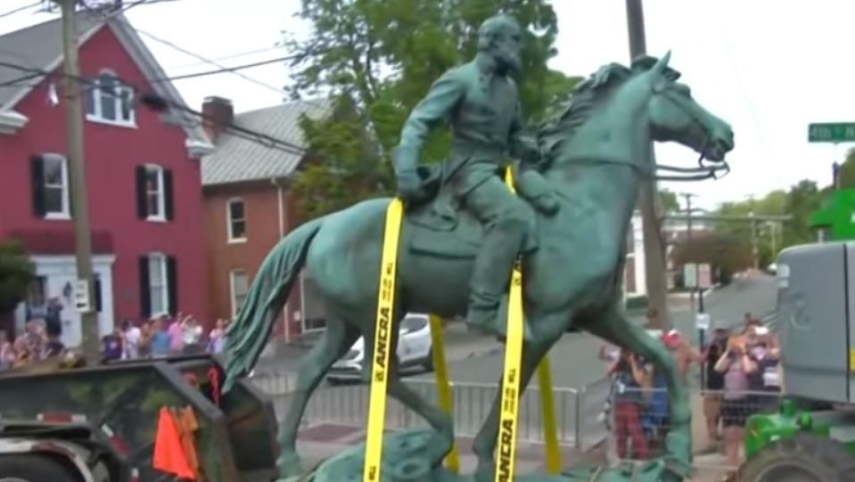 Предозиране: Във Вирджиния BLM свали статуята на легендарния генерал Робърт Ли 
