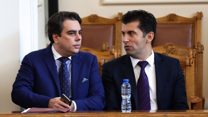 Анализатори посочиха истинските скандални причини за отстраняването на Петков и Василев от служебния кабинет