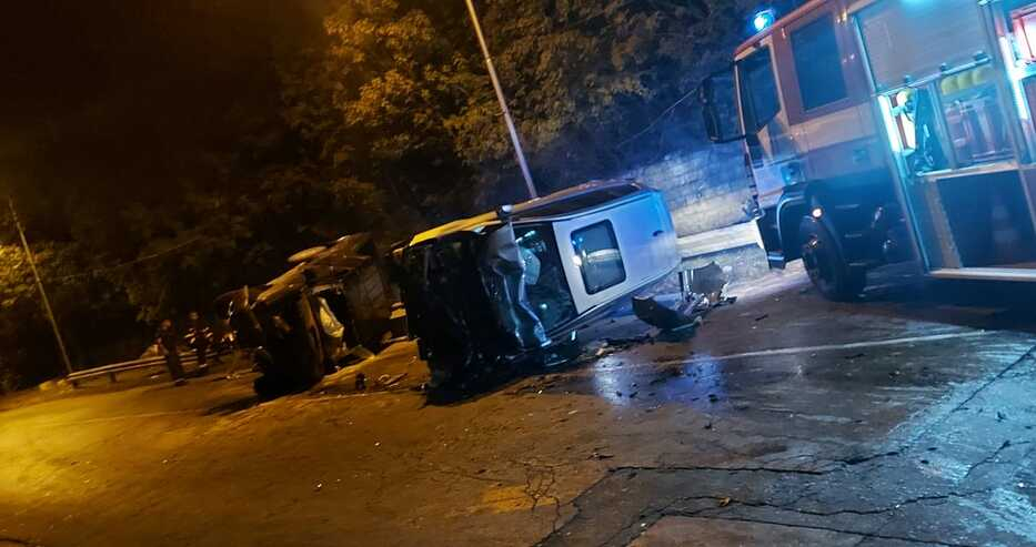 Тежък инцидент във Варна с преобърнати коли СНИМКА