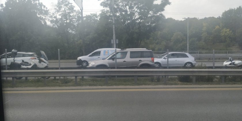Ад за шофьорите след тежкото меле с такси и моторист в София СНИМКИ 