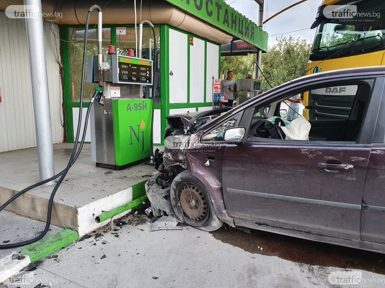 Смачкани коли след тежко меле на бензиностанция край Пловдив СНИМКИ 