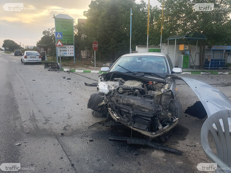 Смачкани коли след тежко меле на бензиностанция край Пловдив СНИМКИ 