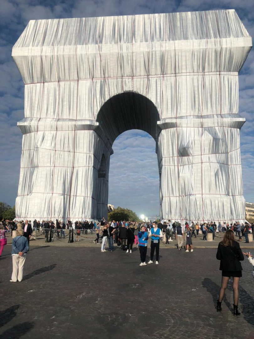 Откриха опакованата Триумфална арка в Париж, Минеков веднага се щракна СНИМКИ