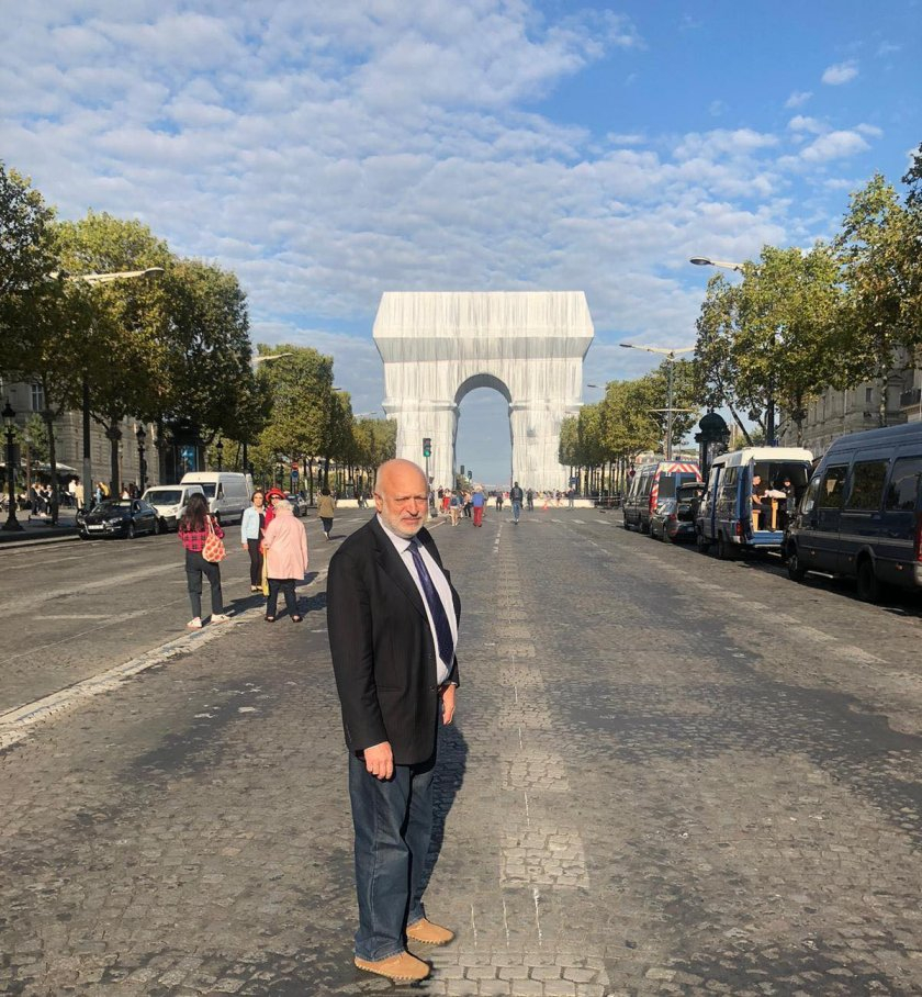 Откриха опакованата Триумфална арка в Париж, Минеков веднага се щракна СНИМКИ
