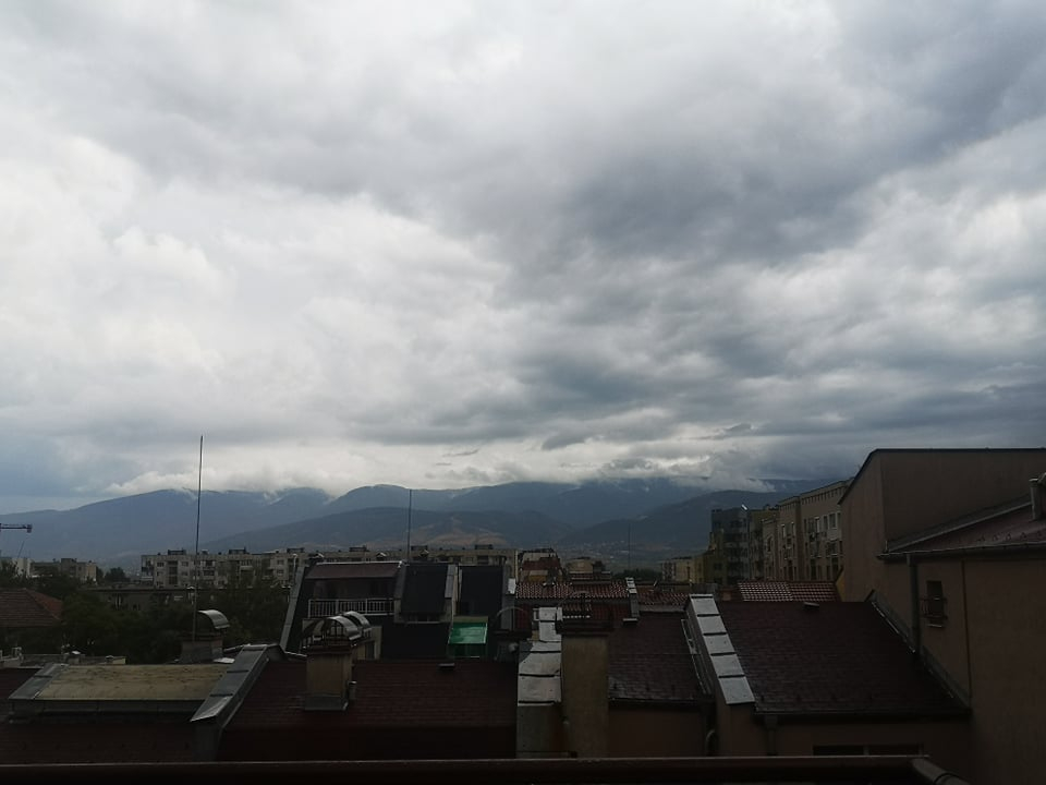 Буря връхлетя Пловдив! Вятърът кърши дърветата