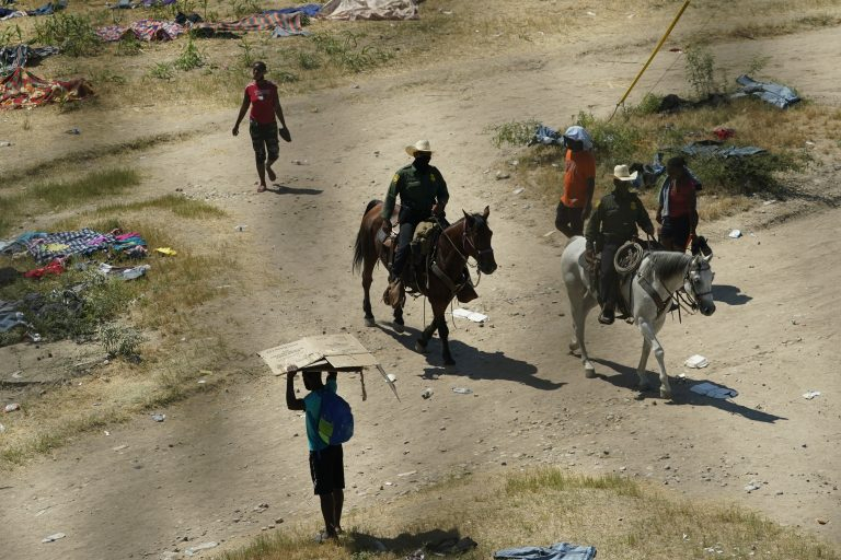 Катун от 10 000 бежанци накара САЩ да затворят границата СНИМКИ