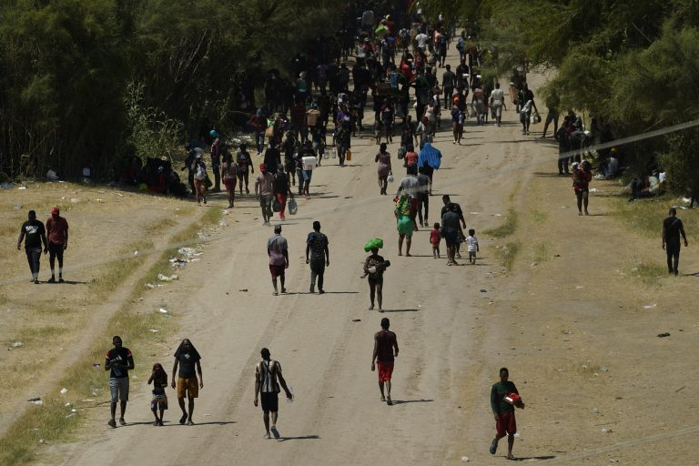 Катун от 10 000 бежанци накара САЩ да затворят границата СНИМКИ