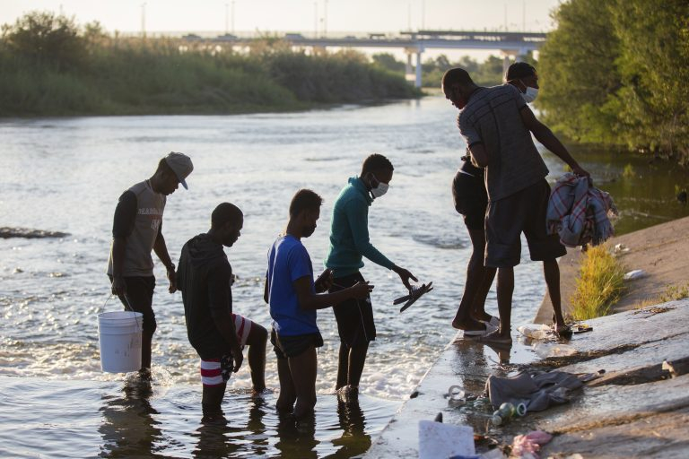 Катун от 10 000 бежанци накара САЩ да затворят границата СНИМКИ
