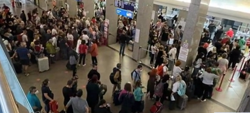 Безотговорни граждани газят К-19 мерките на летище София ВИДЕО