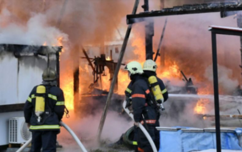 Неприятен инцидент с пожарникар, хвърлил се в пламнал склад в Баня 