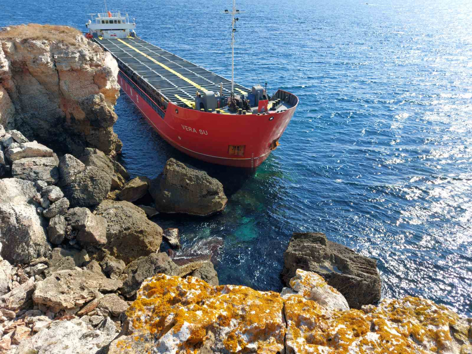 Кораб заседна край скалите на Камен бряг ВИДЕО