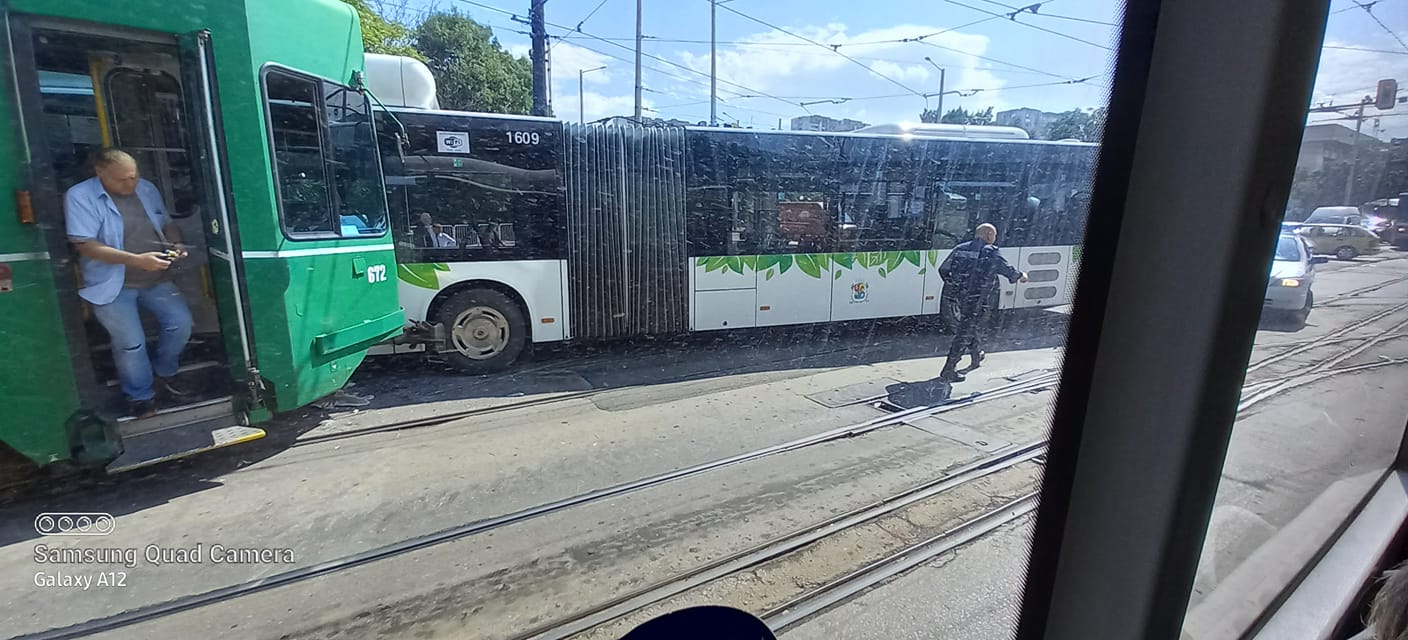 Сигнал до БЛИЦ! Страшно меле между трамвай и автобус в центъра на София СНИМКИ