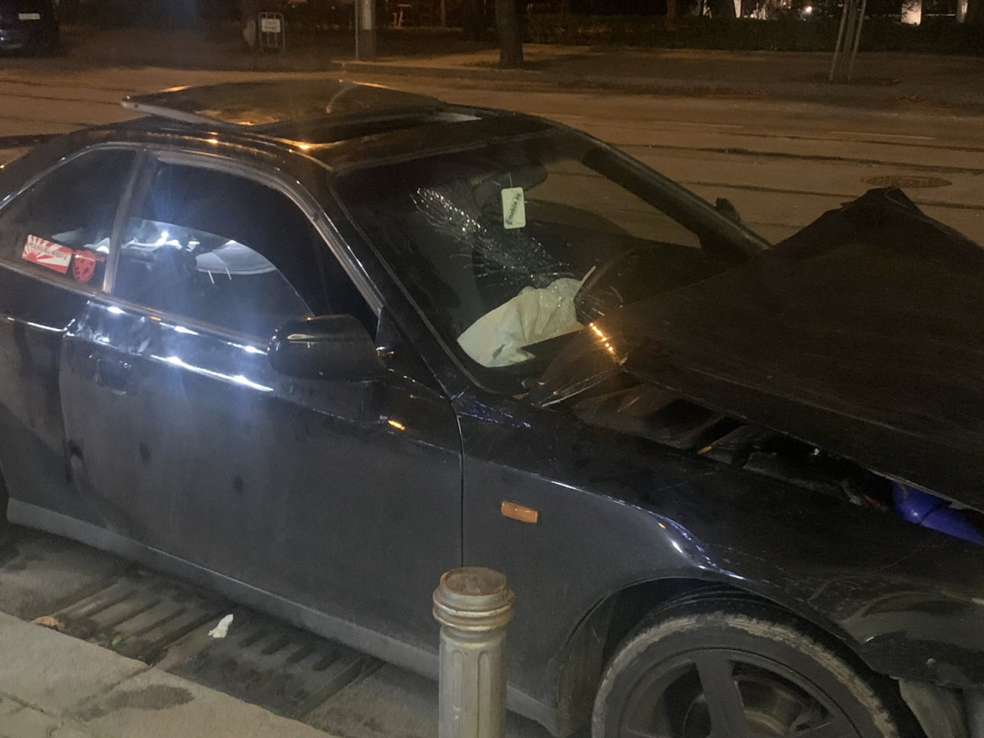 Дете излетя през прозореца на кола при катастрофа в столицата СНИМКИ
