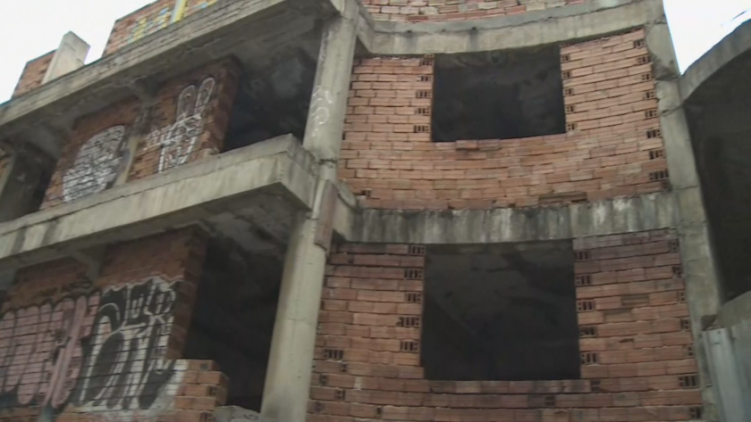 Нагли роми се заселиха в изоставена сграда в столичен квартал СНИМКА