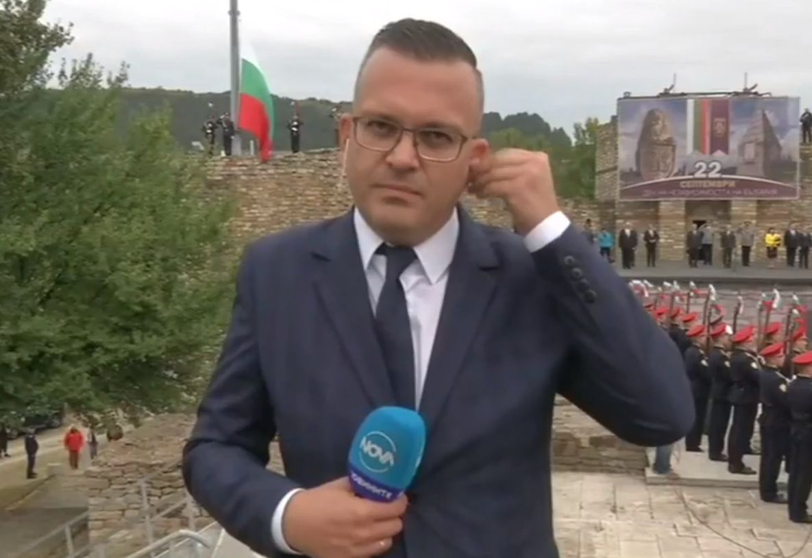 Репортер на Нова ТВ панически се разсъблече в ефир на метри от Радев! СНИМКИ