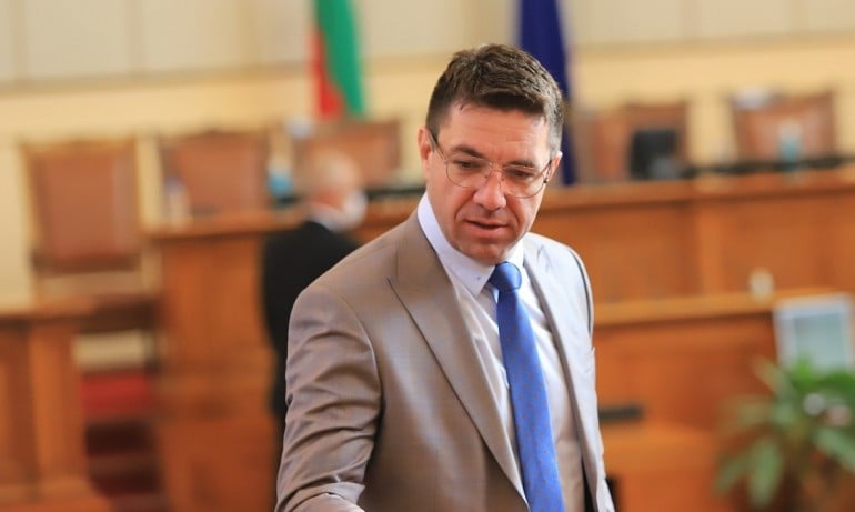 Депутат с кримидосие заби нож в гърба на Слави! Отива при харвардците